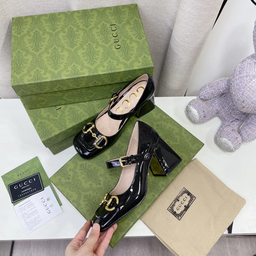 👟👟Ex-factory price👟👟Ex-factory price 480👟👟 ____New arrival____ GUCCI Gucci/Gucci high-end boutique 20212 early spring new model, original flavor and original quality! Every detail has been carefully crafted and can be compared with ZG, no second quality! Fabric: Original custom imported patent leather with molded hardware horsebit buckle from Dongguan Dachang Factory Lining/foot pads: High-end custom sheepskin lining Heel height: 7.5CM, electroplated gold+covered leather Outsole: Italian genuine leather sole Size: 34-41 (34.40.41. Customized, non-returnable) This medium-heeled pump is made of leather, with designs such as a square toe and a three-dimensional square heel. The exquisite and delicate details give the entire design an elegant charm. The gold-toned horsebit injects the brand’s logo into this look. ●Horsebit detail. Three-dimensional square heel. ●Created in Italy.